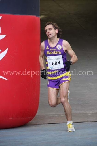 Roberto en la Maraton Sevilla 2010, entrando en el Estadio Olímpico