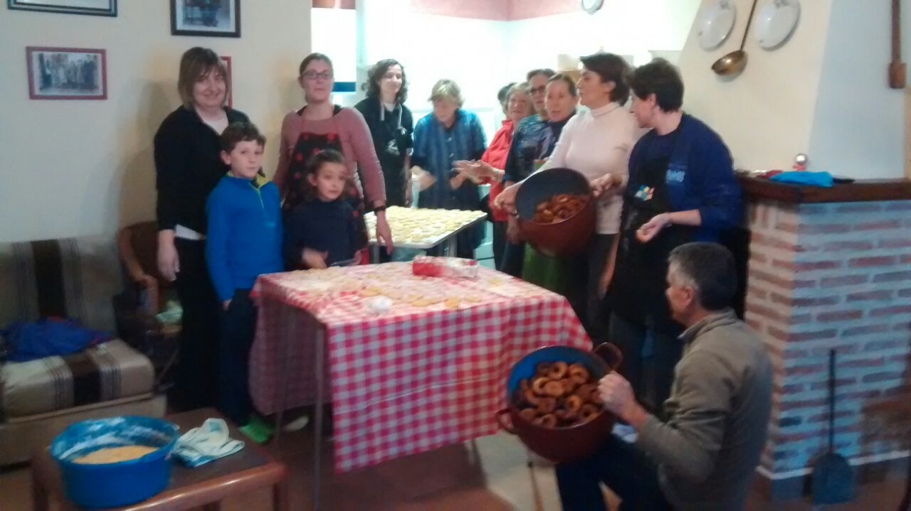 grupo de voluntarios de la legua haciendo rosquillas