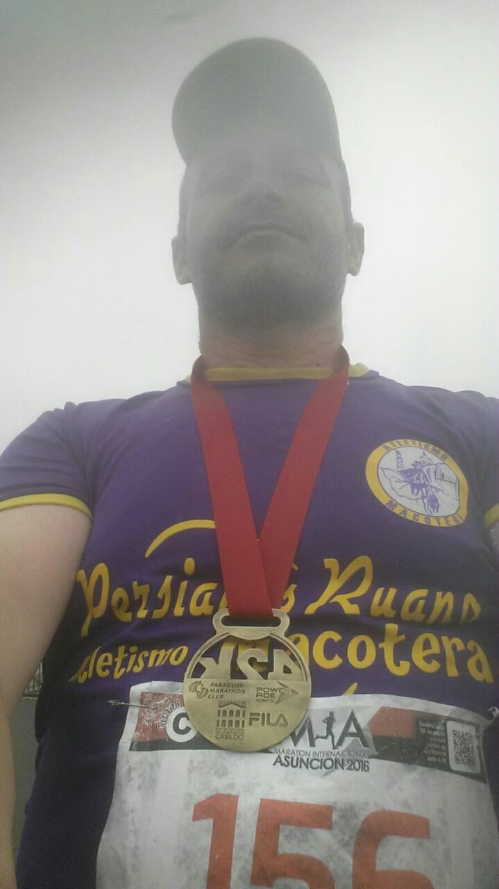 Miguel con la medalla conseguida tras su última maratón
